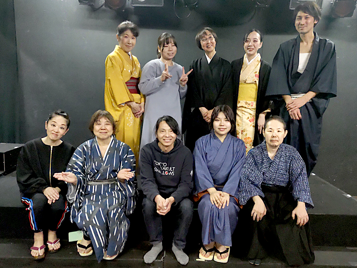 思誠館道場の山本先生と出演者たち